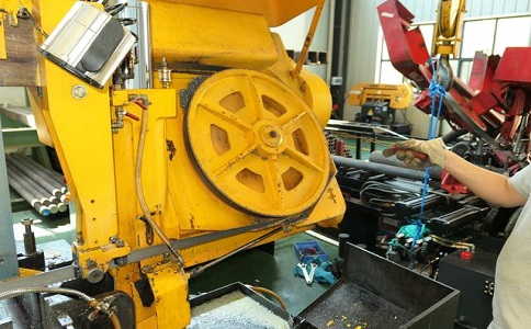 如何解决三台卧式金属带锯床切削时出现的断带现象？