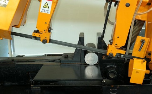 三台数控带锯床自动送料精度会出现偏差吗？